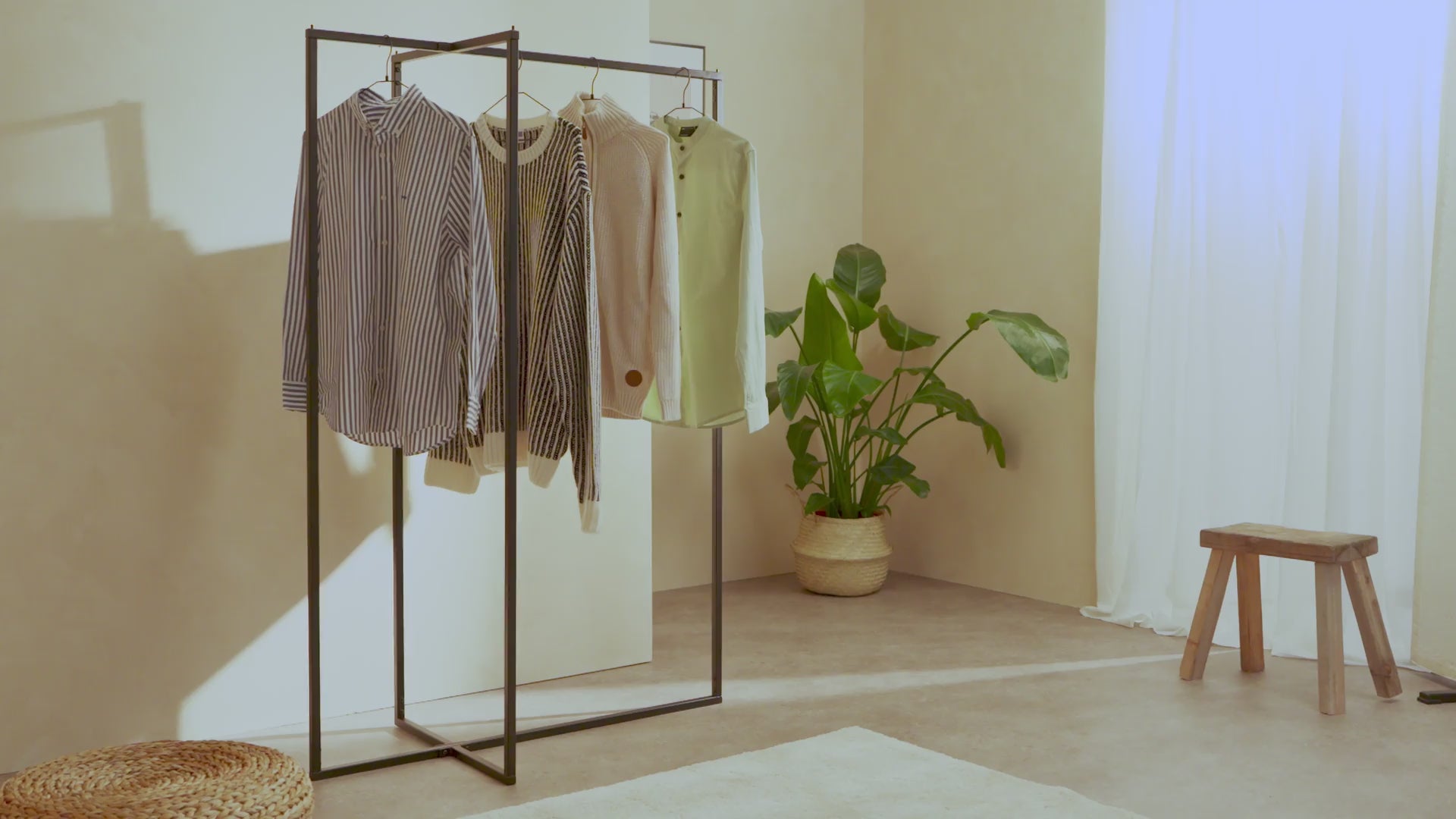 Load video: Clothes rack KREUZ